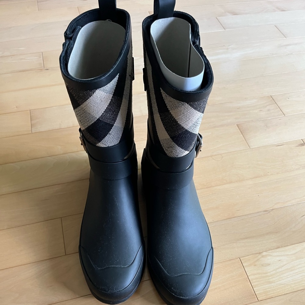BURBERRY RAIN-BOOT HOLLOWAY MID BUCKLE CANVAS CHECK RUBBER